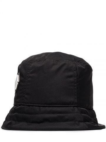 Cappello nero bucket con applicazione