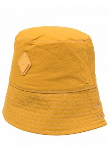 Cappello giallo bucket con applicazione