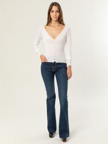 White cardigan with sleeves 
lumghe V-neck.