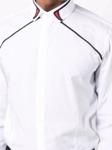 Camicia bianca con ricamo a contrasto