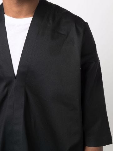 Camicia nera con scollo a V e maniche corte