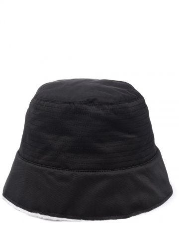 Cappello bucket nero con dettaglio zip e taglio vivo