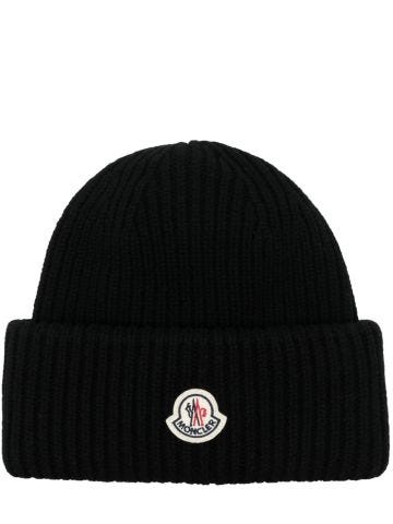 Black ribbed cap with logo application