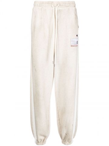 Pantaloni da ginnastica bianchi con dettaglio a righe laterali