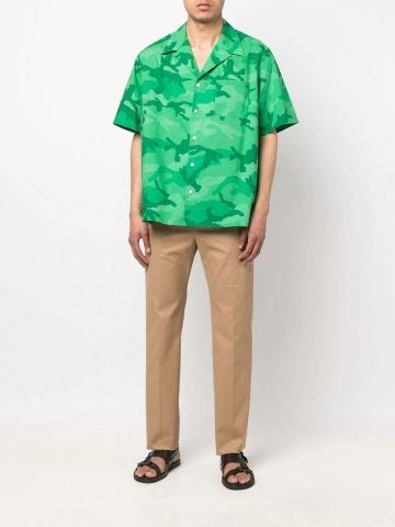Camicia a maniche corte verde con stampa camouflage