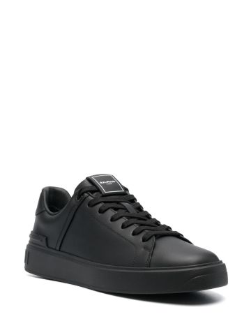 Sneakers nere B-Court