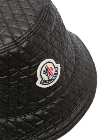 Cappello nero bucket trapuntato con logo