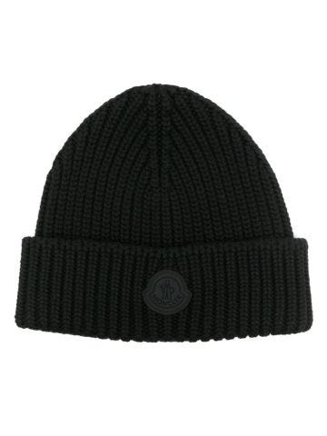 Black ribbed cap with black logo application