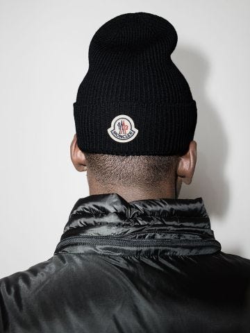 Black ribbed cap with logo embroidery