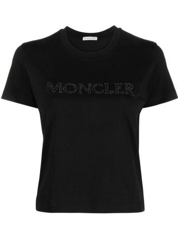 T-shirt nera con logo decorato