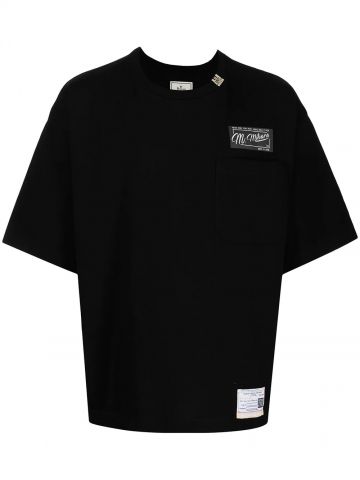 T-shirt nera con applicazione logo