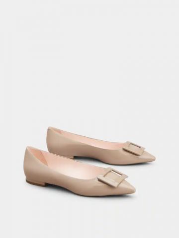Gommettine Lacquered Buckle Ballerinas in Beige Patent Leather