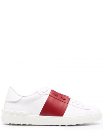 Sneakers bianche con pannello a contrasto rosso