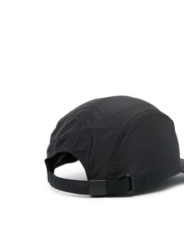 Cappello con visiera nero con placca logo