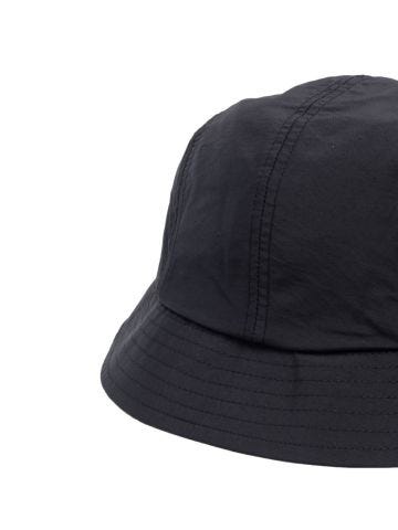 Cappello nero bucket con applicazione