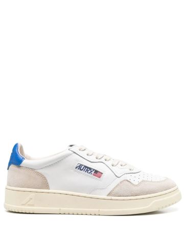 Sneakers bianche con tallone a contrasto blu