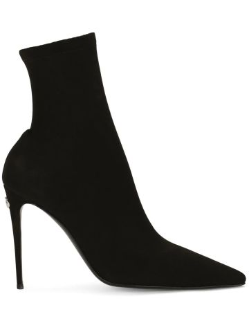 Pointed ankle boots with Logo on the Back