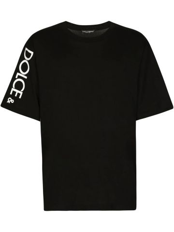 T-shirt nera con stampa logo sulla manica