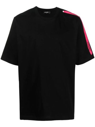T-shirt nera con maniche corte logate