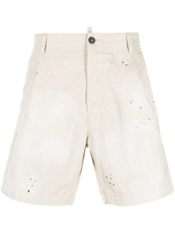 Beige tailored shorts with patent leather print