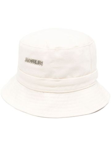 White bucket hat with logo plaque