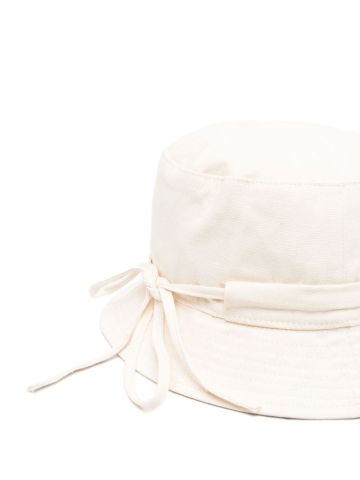 Cappello bucket bianco con placca logo