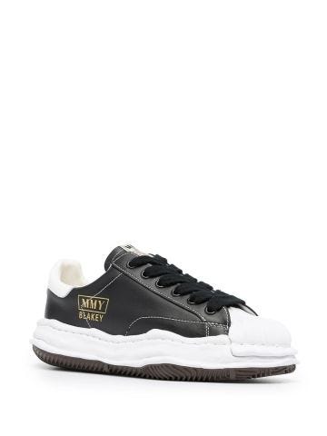 Low black trainers with logo