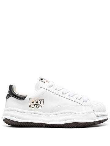 Low white trainers with logo