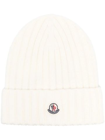 White ribbed cap with logo application