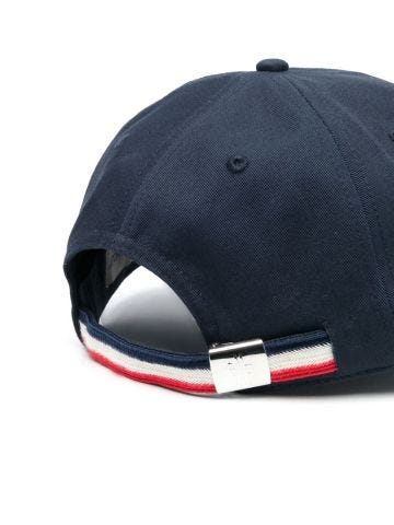 Cappello da baseball blu con applicazione