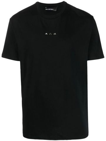 T-shirt nera con occhielli metallici