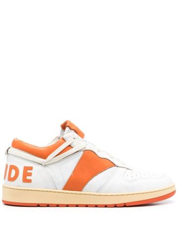 Sneakers basse bianche con inserti arancioni e logo sul tallone