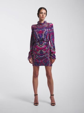Short dress with print in shades of purple