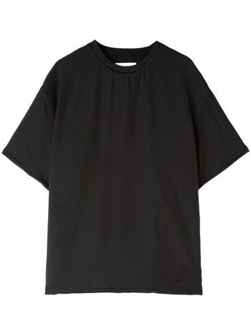 T-shirt nera con logo ricamato sul girocollo