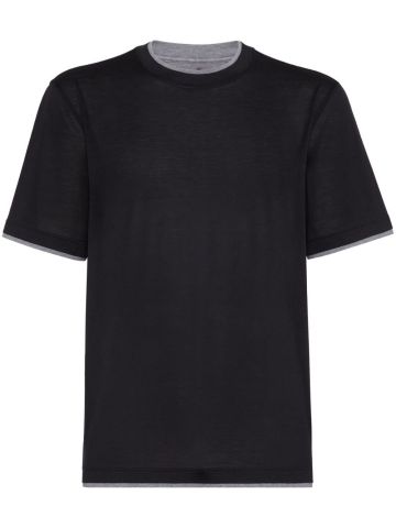T-shirt nera con design a strati