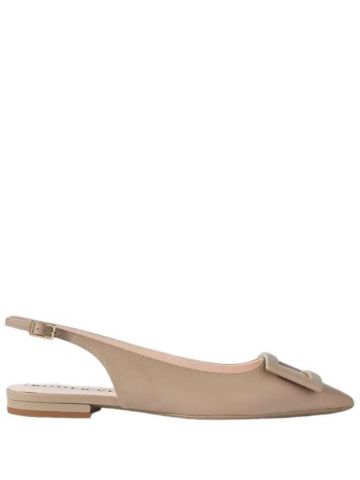 Pointed toe flat shoes with leather back strap by Gommettine