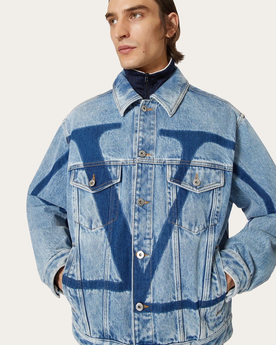BLUE DENIM: this VLogo signature denim jacket from @maisonvalentino is the statement transitional piece you've been waiting for this season.
Available on genteroma.com and in store at Via del Babuino, 185.

#GenteRoma #ValentinoGaravani #SS22