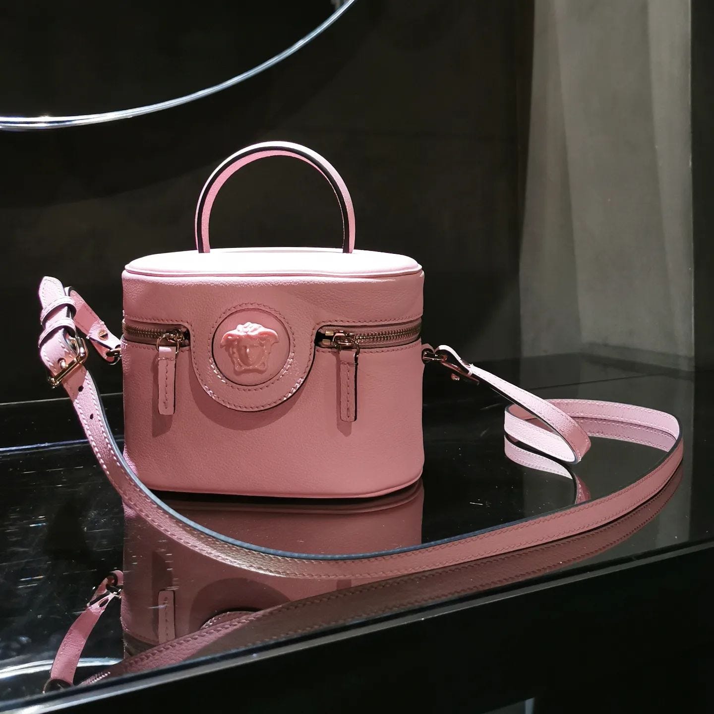 PASTEL POWER: the @versace Spring/Summer 22 collection introduces new silhouettes to the handbag line. Pick up the #VersaceLaMedusa handbag in playful pink on genteroma.com and in store at Via del Babuino, 77.

#GenteRoma #Versace #SS22