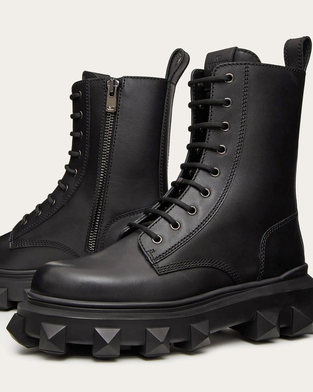 COMBAT STYLES: complete your edit with these Trackstud from @maisonvalentino. These classic combat boots have been punctuated with the brand's staple Roman Stud detail. Available on genteroma.com and in store at Via del Babuiono, 185.

#GenteRoma #ValentinoGaravani #SS22