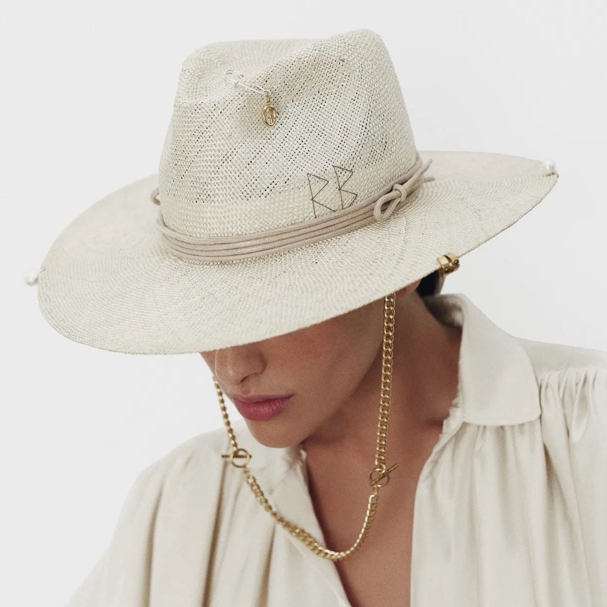 ACCESSORIES ALERT: looking for that extra stylish touch? Top off your look with @ruslanbaginskiy_hats.
This Fedora-style hat in woven straw will be a key piece for your upcoming summer outfits.
Discover the Spring/Summer 2022 collection on genteroma.com and in our boutiques.

#GenteRoma #RuslanBaginskiy #SS22