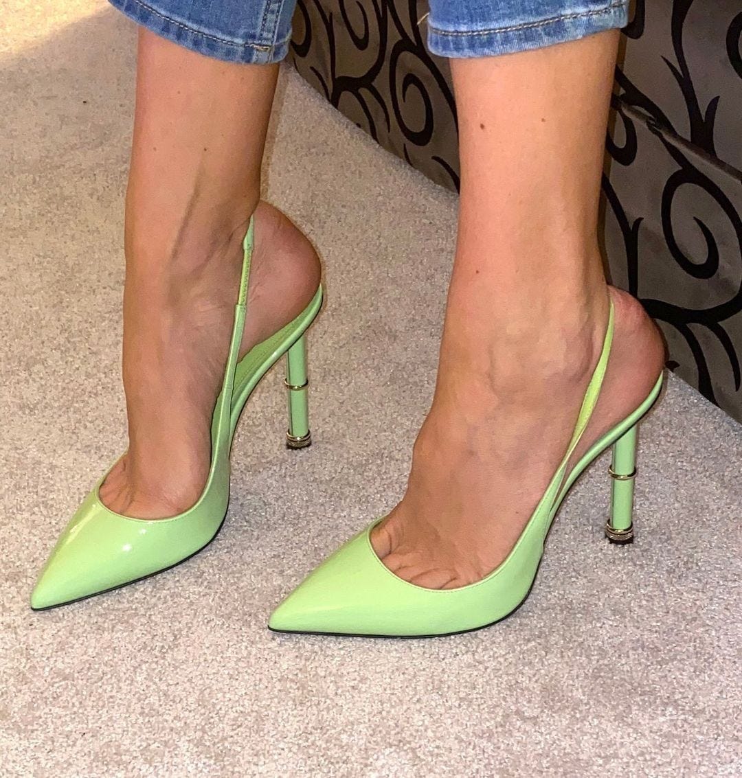APPLE GREEN: with its shiny apple green colour and a three-ring heel, the @alevimilano Valeria slingback pumps will add a glamorous touch to your looks.
Available in store at @genteroma Via del Babuino, 77.

#GenteRoma #AleviMilano #SS22
